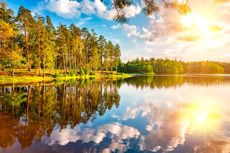 Peilikirkas järvimaisema.