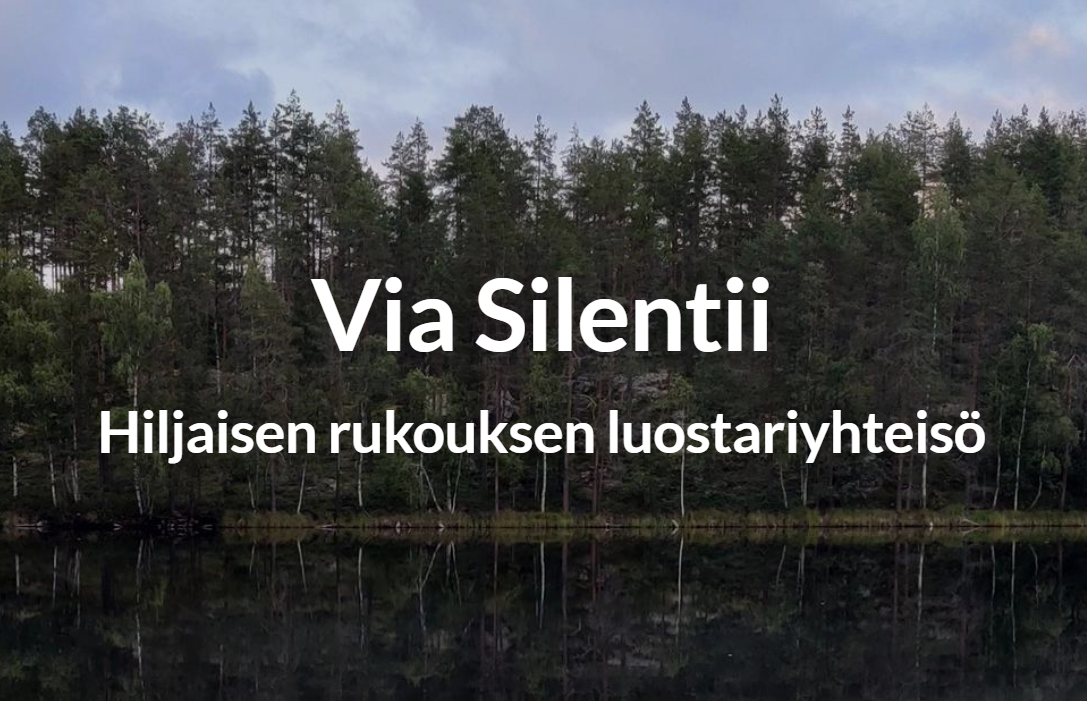 Tummanpuhuvan veden päälle heijastuvat tummat puut. Päällä teksti: Via silentii, hiljaisen rukouksen luosta...