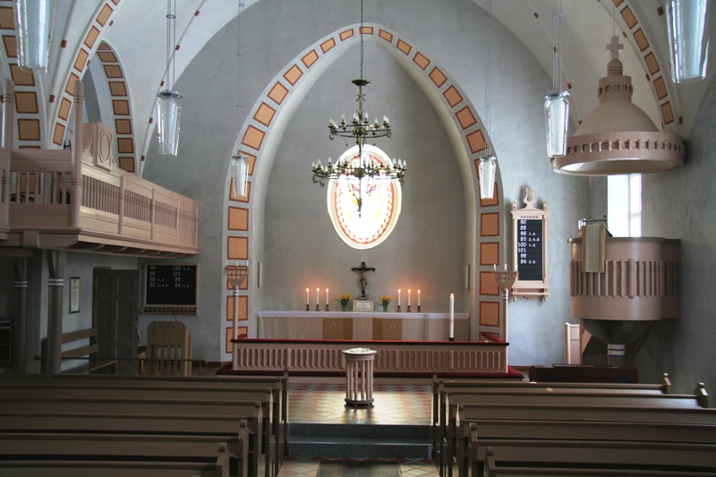Sonkajärven kirkon sisätilaa, alttari ja saarnatuoli.