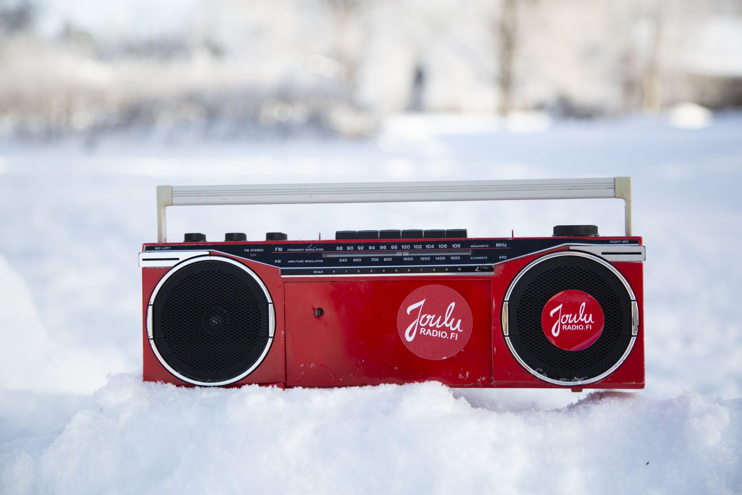 Punainen radio lumihangella.