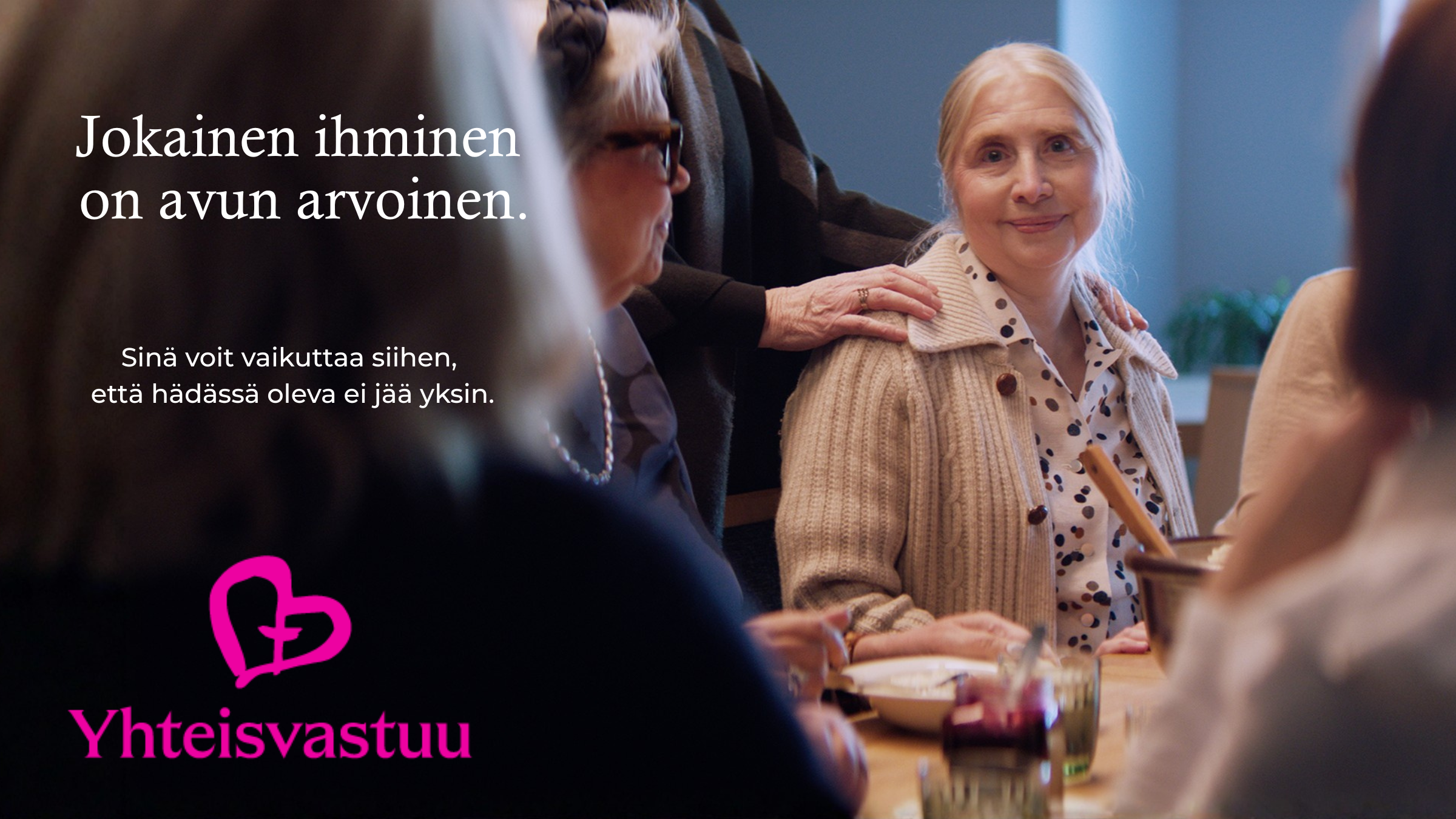 Iäkäs nainen keskellä, muut hoivaavat häntä.