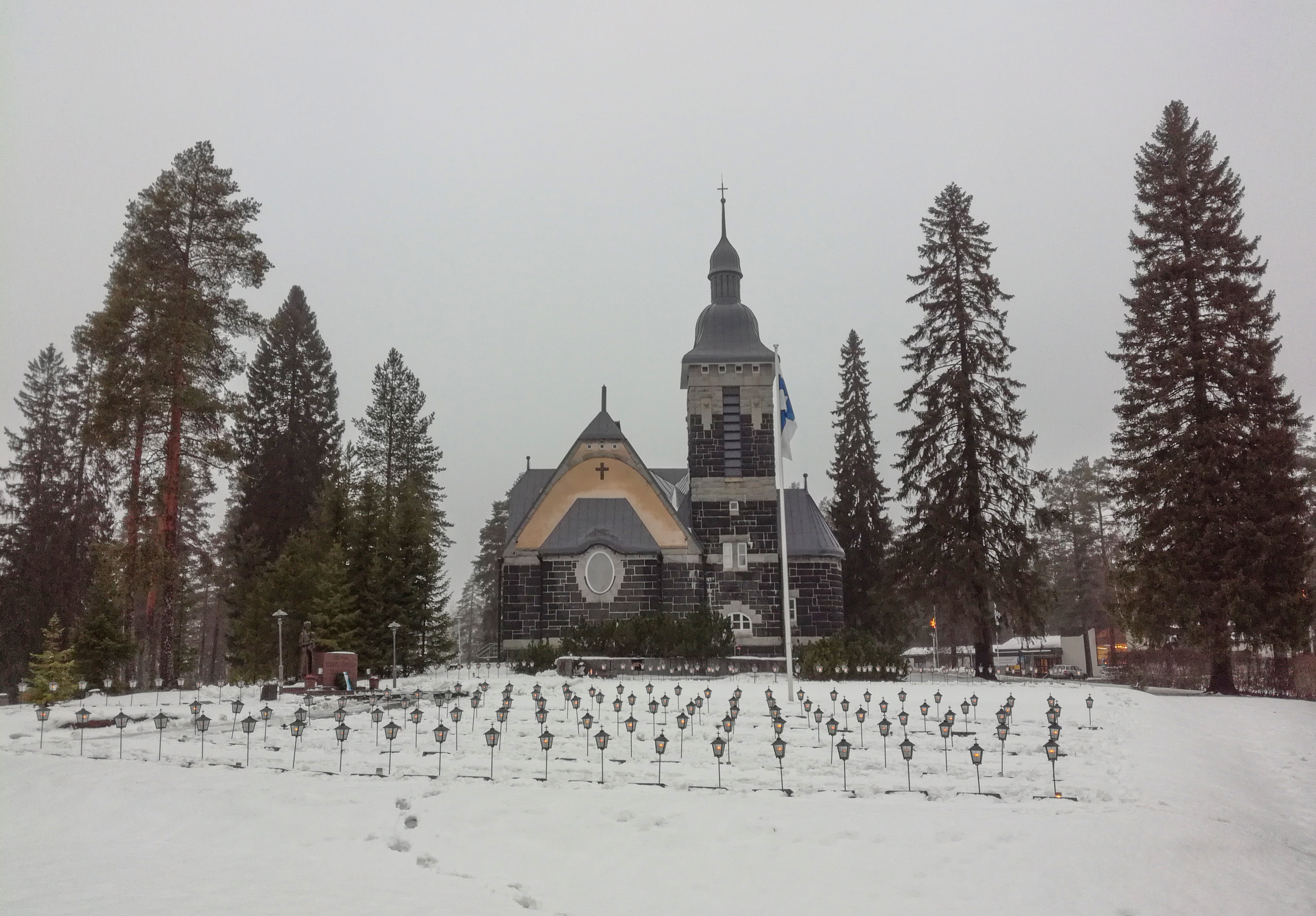 Sonkajärven kirkko ulkoa talvella.