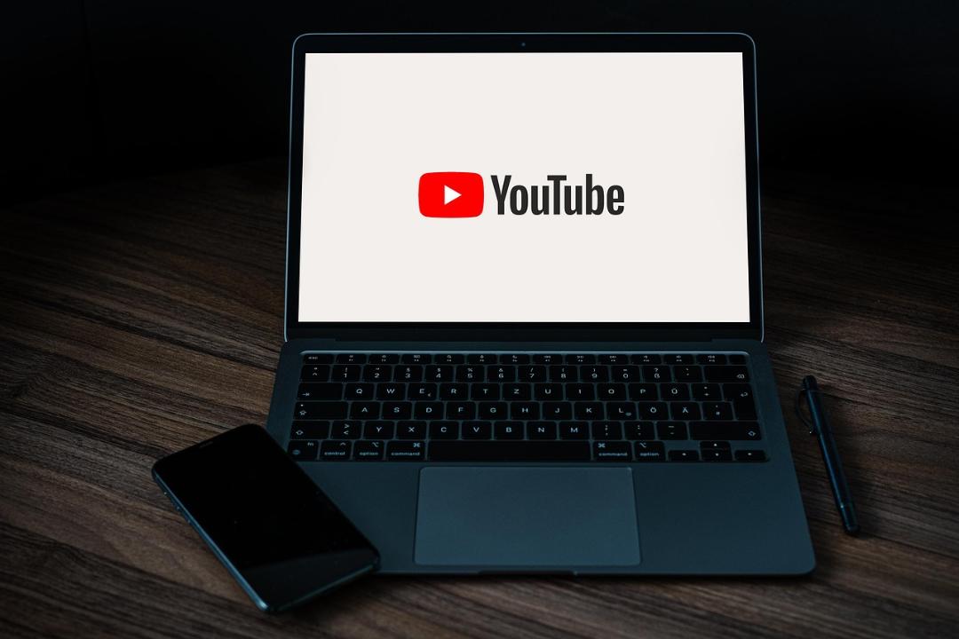 Läppäri ja puhelin, ruudulla Youtube-logo.